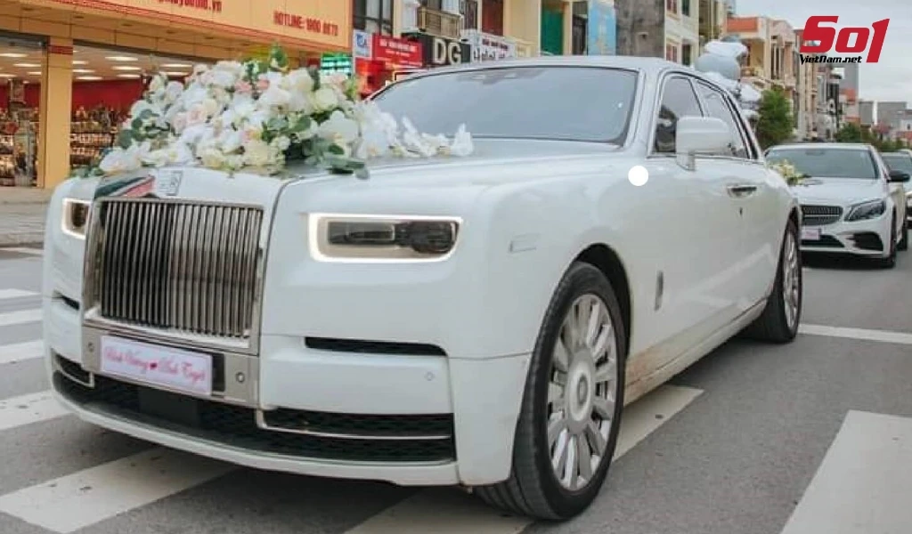 Rước dâu bằng Rolls Royce khẳng định đẳng cấp và phong cách riêng của những người giàu.