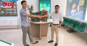 Anh Trần Thành (bên phải) trong cuộc chuyển nhượng sim số 77777777